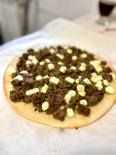 Una foto de Pizza mediterránea con queso Keos