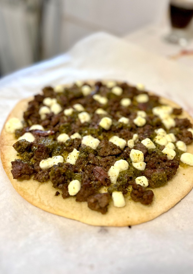 Una foto de Pizza mediterránea con queso Keos