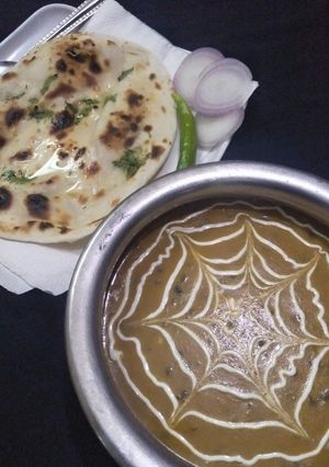 A picture of Dal Makhani with Naan.