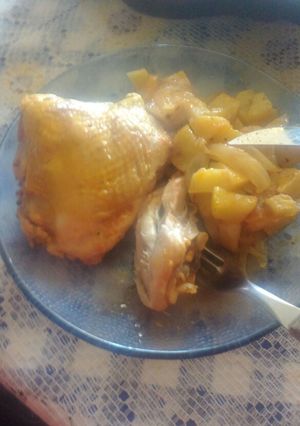 Una foto de Pollo al horno con verduras