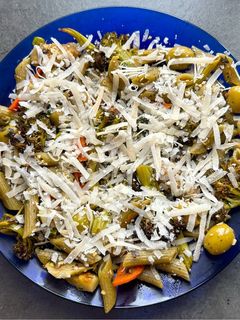 Una foto de Pasta con verdura y parmesano