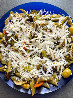 Una foto de Pasta con verdura y parmesano