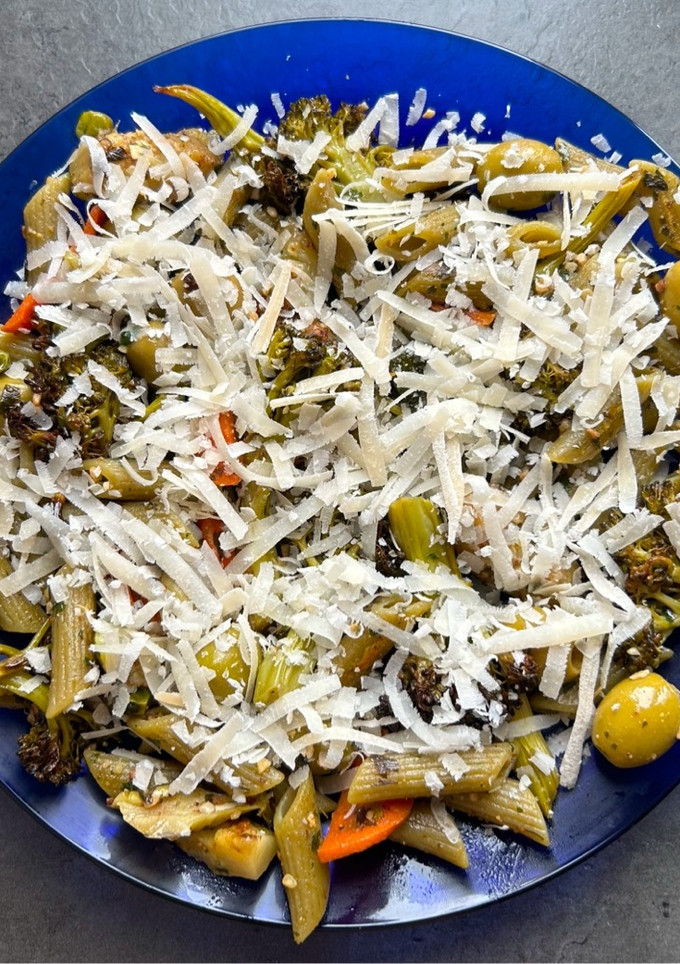 Una foto de Pasta con verdura y parmesano