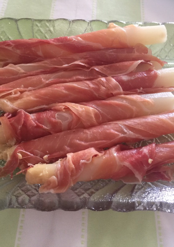 Una foto de Espárragos con jamón serrano