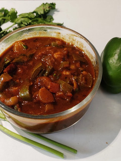 பச்சை குடைமிளகாய் புளிக்குழம்பு (Green Capsicum tamarind gravy) செய்முறை முக்கிய புகைப்படம்