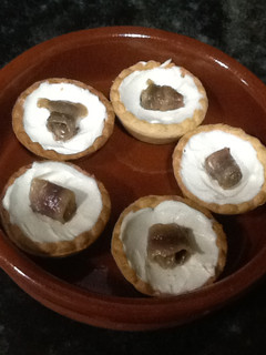 Una foto de Tartaletas de queso Philadelphia con anchoas