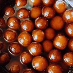 A picture of Gulab jamun.