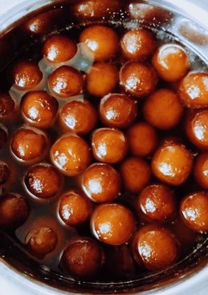 A picture of Gulab jamun.