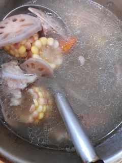 蓮藕玉米軟骨湯 的食譜成品照片