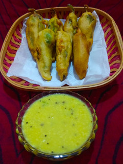 ભરેલાં મરચાં ના ભજીયા અને કઢી (Bharela Marcha Bhajiya Kadhi Recipe In Gujarati) રેસીપી મુખ્ય ફોટો