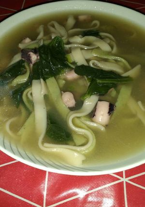 Una foto de Sopa de pulpo y tallarines