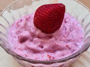 Una foto de helado de frutilla