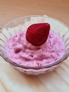Una foto de Helado cremoso de frutilla 🍓 versión saludable 🍓🥛 solo 2 ingredientes