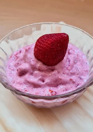 Una foto de Helado cremoso de frutilla 🍓 versión saludable 🍓🥛 solo 2 ingredientes