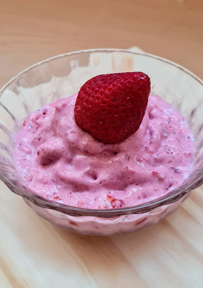 Una foto de Helado cremoso de frutilla 🍓 versión saludable 🍓🥛 solo 2 ingredientes