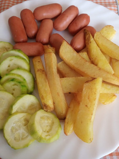 Una foto de Patatas rústicas congeladas en Freidora de Aire con calabacín y mini salchichas al Microondas