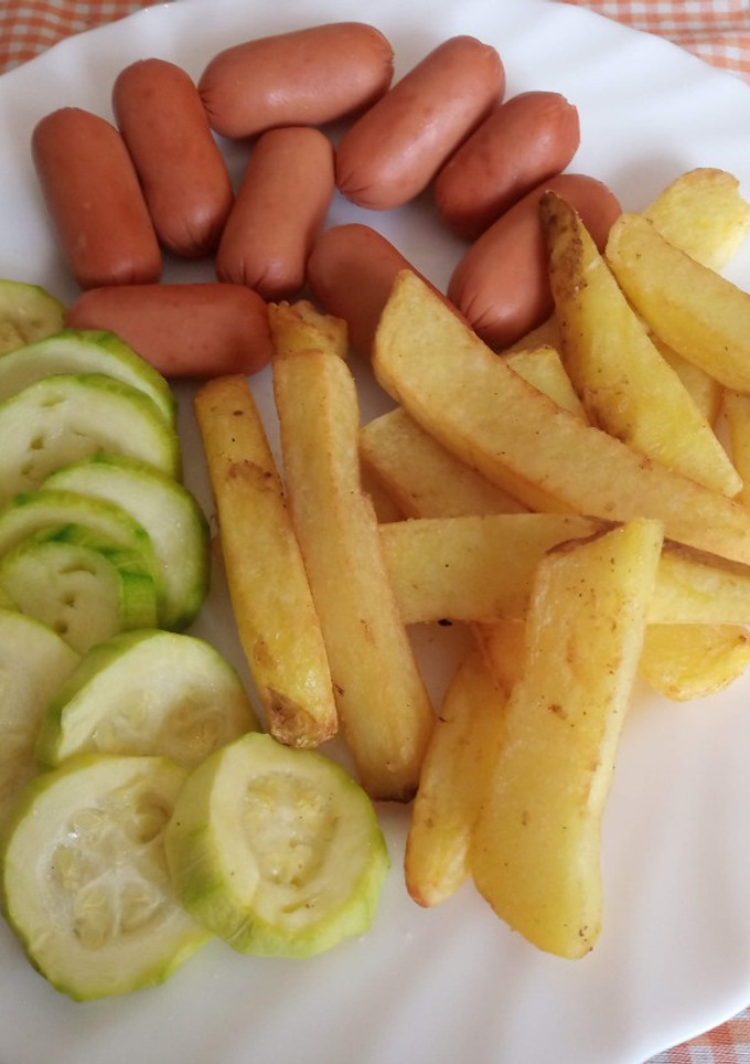 Una foto de Patatas rústicas congeladas en Freidora de Aire con calabacín y mini salchichas al Microondas