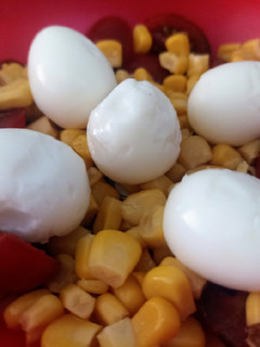 Una foto de Huevos duros de codorniz en freidora de aire