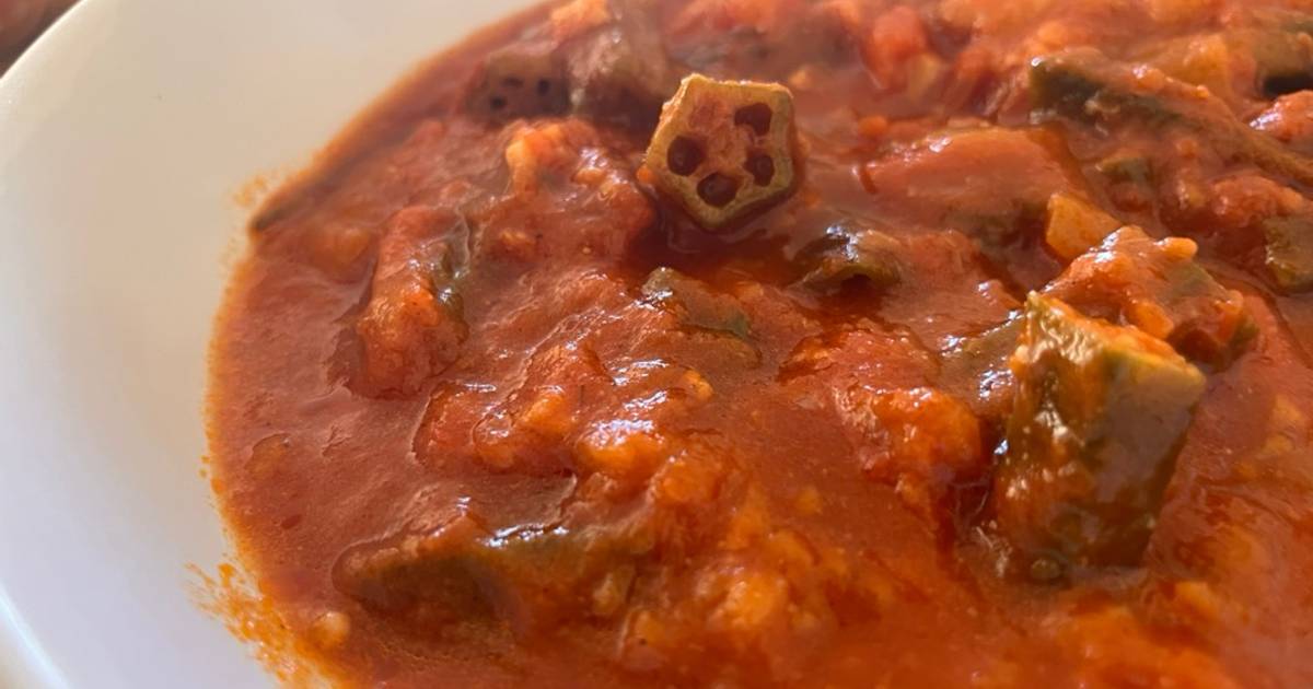 Lebanese style okra with tomato sauce Recipe by Linda L. Cookpad
