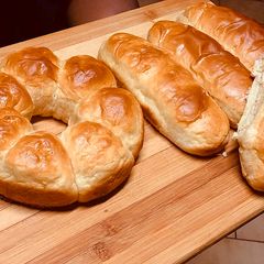 A picture of Dinner Rolls and Hot dog rolls.