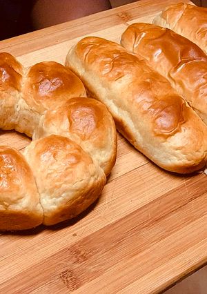 A picture of Dinner Rolls and Hot dog rolls.