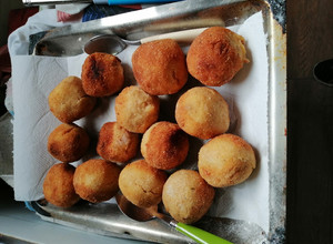 Una foto de Croquetas de arroz, con pollo y panceta