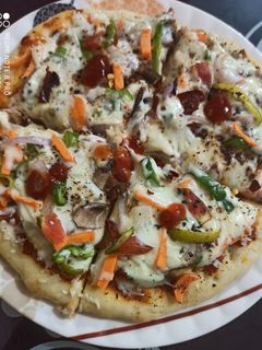 ইস্ট ছাড়া পিজ্জা (No yeast instant pizza recipe in Bengali) রেসিপির প্রধান ছবি