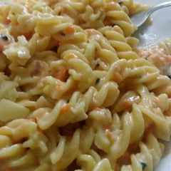 A picture of Fusilli pasta in white sauce.