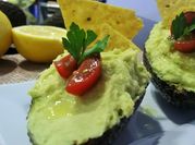 Una foto de hummus de aguacate