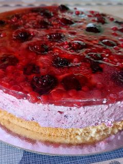Joghurtos erdei gyümölcs torta recept fotója