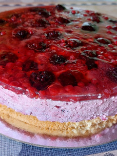 Joghurtos erdei gyümölcs torta recept fotója