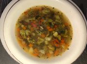 Una foto de sopa de verdura picadas