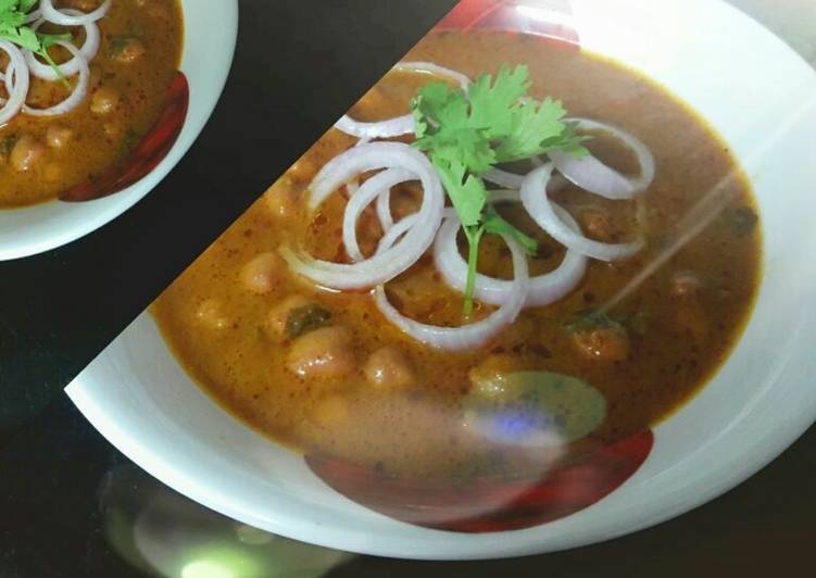 Delicious punjabi chole/chickpeas curry