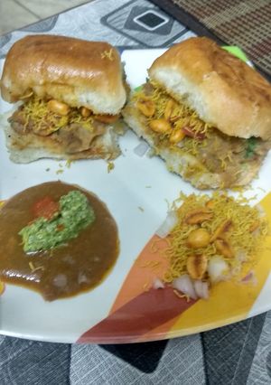 A picture of Famous kachhi dabeli.