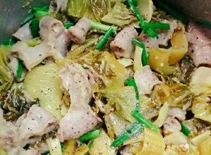 Hình của món Phèo non xào dưa cải.