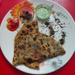 A picture of Teesi(flaxseed) stuffed roti.