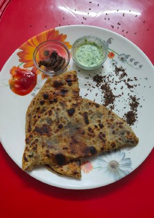 A picture of Teesi(flaxseed) stuffed roti.
