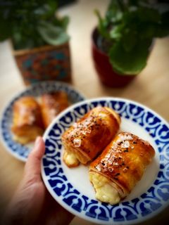 Una foto de Rollitos hojaldrados de jamón y queso (en airfryer)