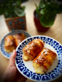 Una foto de Rollitos hojaldrados de jamón y queso (en airfryer)