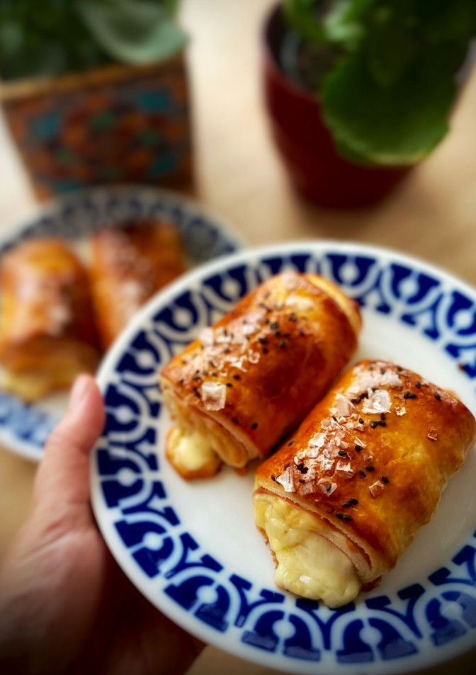Una foto de Rollitos hojaldrados de jamón y queso (en airfryer)
