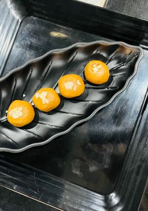 A picture of Besan ladoo.