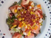 Una foto de ensalada de jamón serrano y manzana