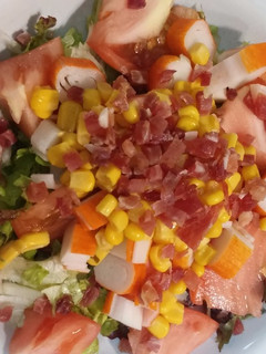 Una foto de Ensalada con paletilla de jamón serrano