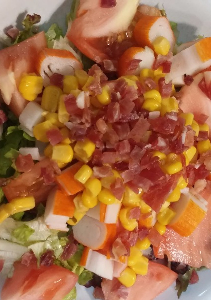 Una foto de Ensalada con paletilla de jamón serrano