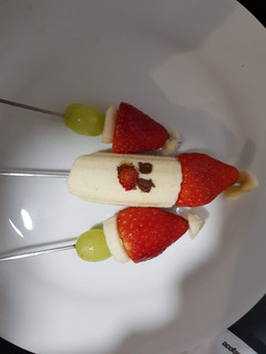 Una foto de Brocheta fruta navideña