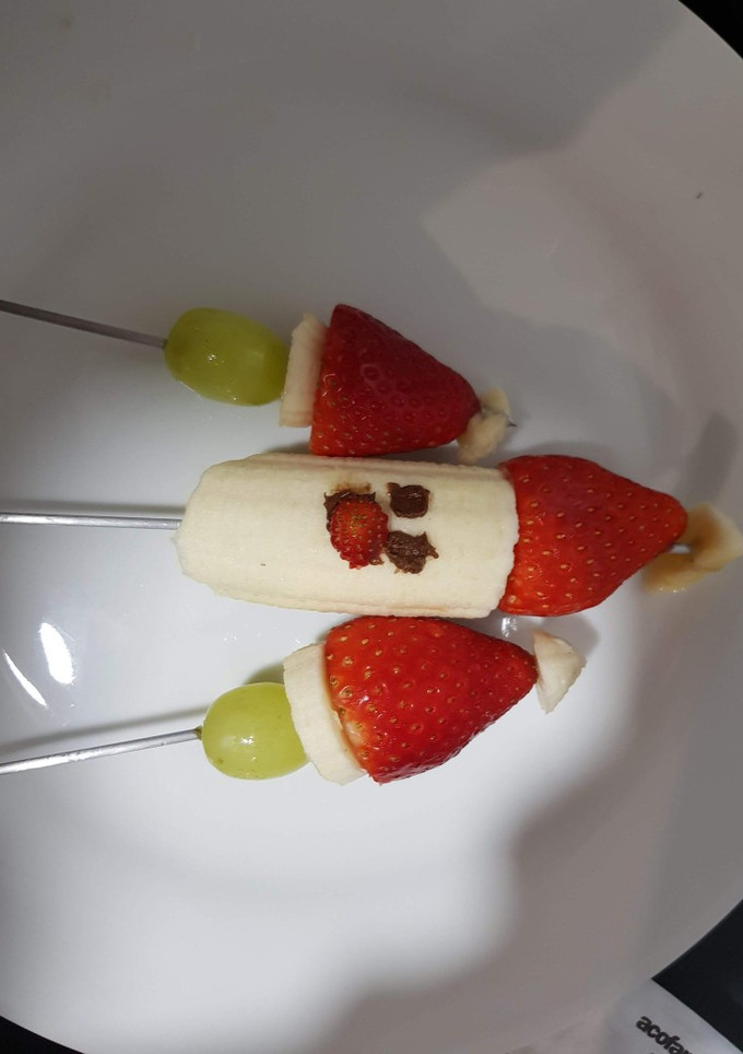 Una foto de Brocheta fruta navideña