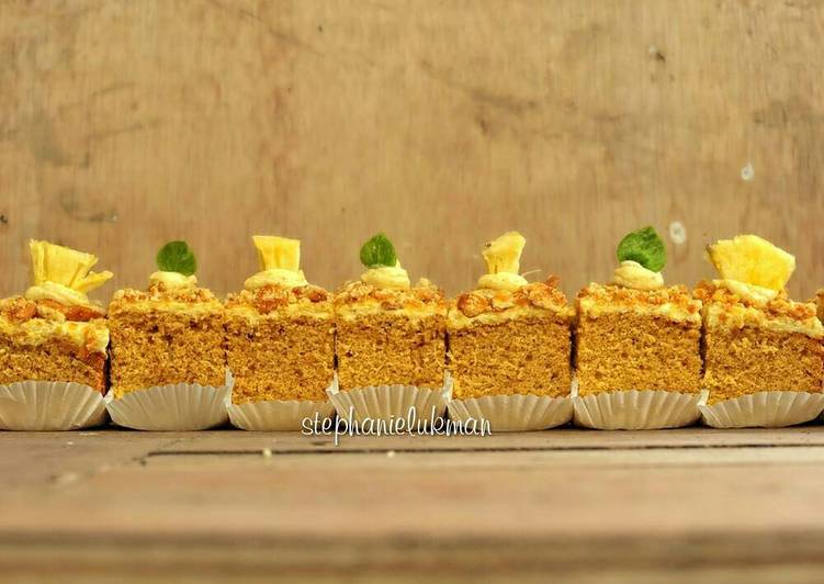 Resep Caramel Cake with Pineapple Cream and Cookies Crumble, Enak