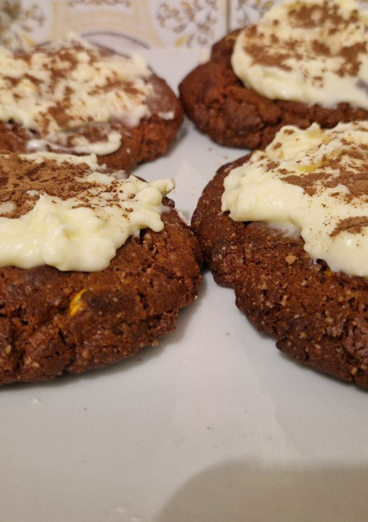 Una foto de Galletas Red Velvet con Chocolate Blanco de Lacasitos