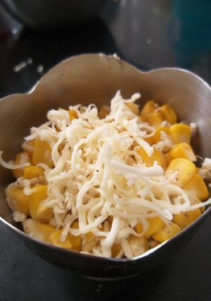 ચીઝી સ્વીટ કોર્ન (Cheesy Sweet Corn Recipe In Gujarati) રેસીપી મુખ્ય ફોટો