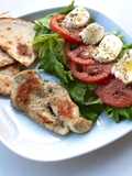 Pollo a la plancha con ensalada capresa 🐔🥗